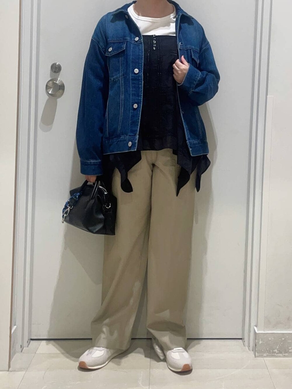 ベージュ系のスニーカー、ブルー系のデニムジャケット、ベージュ系のその他パンツを着用したレディースの春コーディネートの2枚目の写真