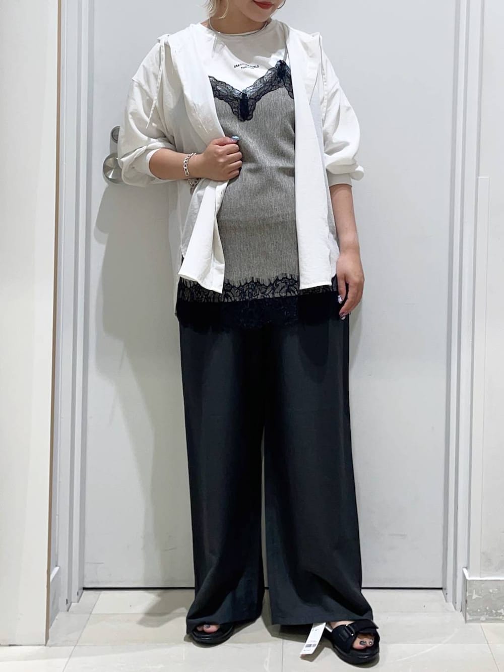 ブラック系のその他パンツ、ホワイト系のTシャツ/カットソー、ホワイト系のTシャツ/カットソーを着用したレディースの秋コーディネートの2枚目の写真
