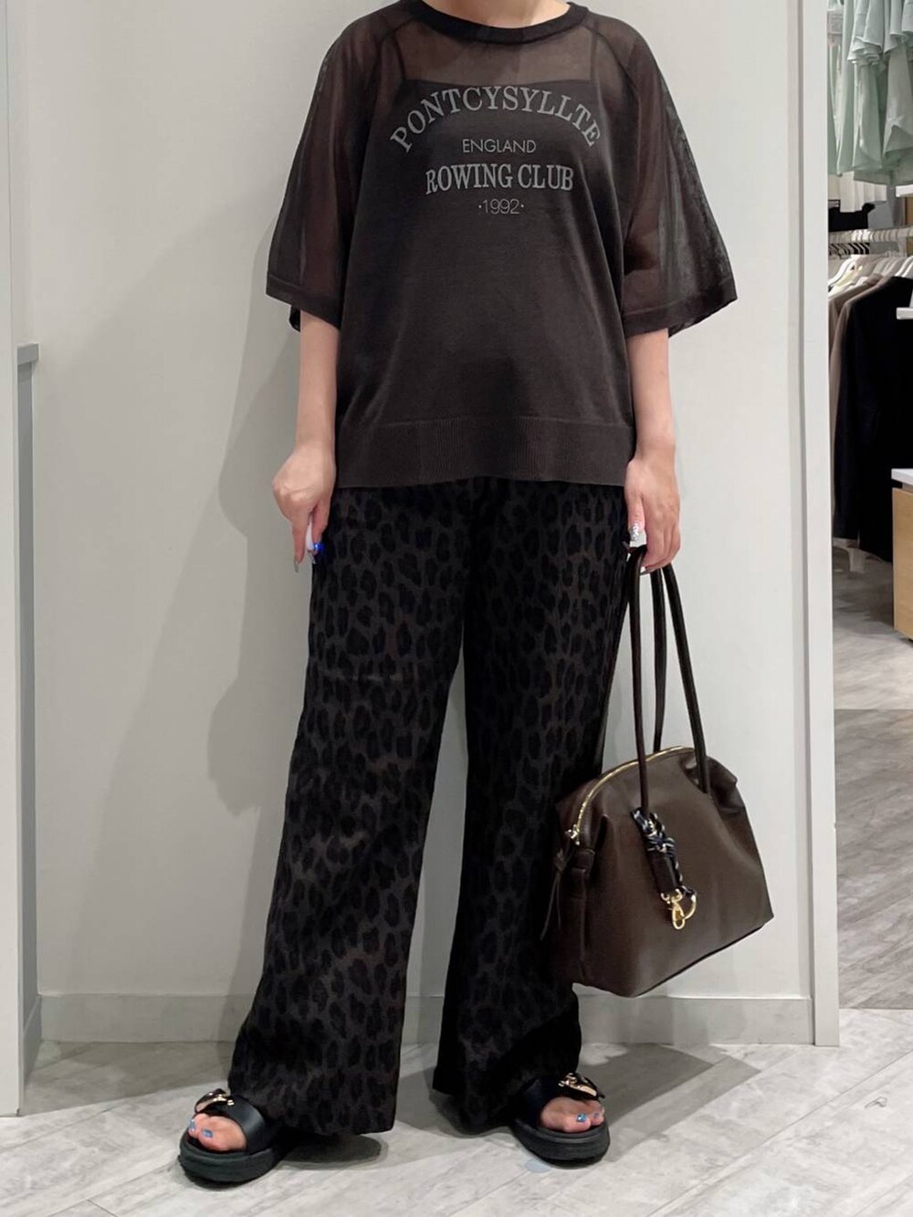 「着痩せ・細見え、個性派、カジュアル、キャミソール、カップ付きインナー、Tシャツ、シアートップス、ワイドパンツ、パンツ、サンダル、バッグ、楽ちんコーデ、ママコーデ、おでかけ、GLOBAL WORK」｜「niko and...のDRYクシュイージーパンツ（その他パンツ、グレー系）」を使った、まるこさん（レディース・156cm）の夏コーディネートの2枚目の写真