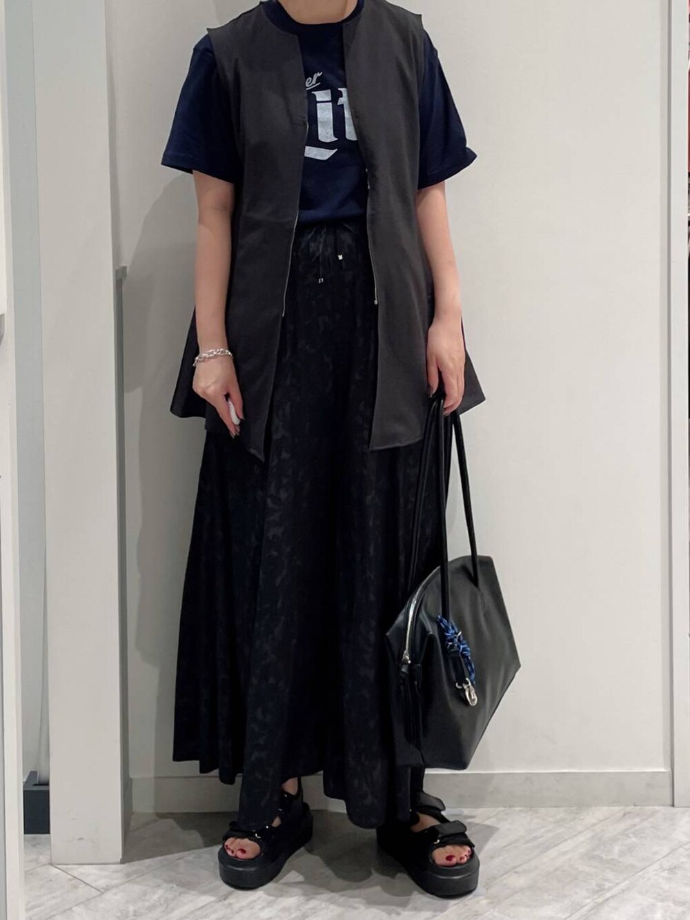 ブラック系のその他パンツ、ブラック系のボストンバッグ、ブラック系のベストを着用したレディースの夏コーディネートの2枚目の写真