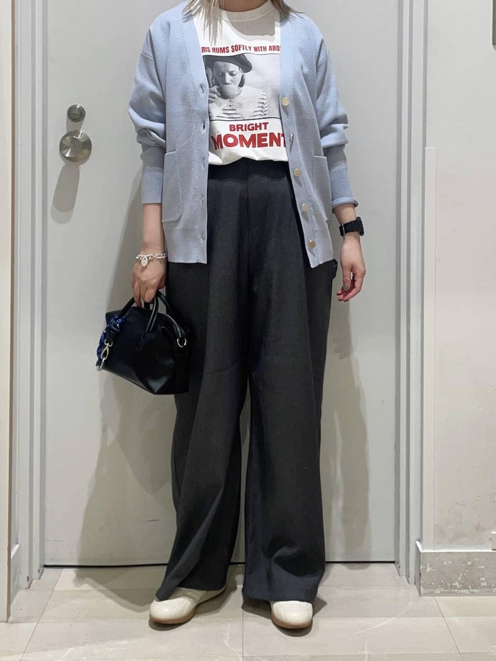 ブルー系のカーディガン/ボレロ、グレー系のその他パンツ、ホワイト系のTシャツ/カットソーを着用したレディースの春コーディネートの2枚目の写真