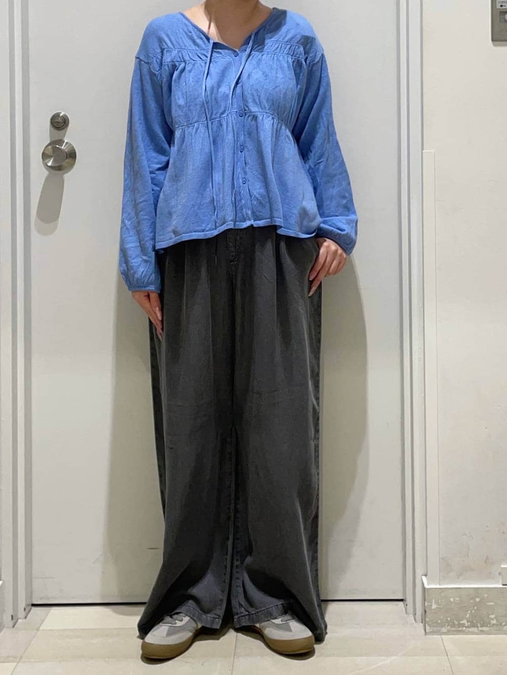 グレー系のスニーカー、ブラック系のデニムパンツ、ブルー系のカーディガン/ボレロを着用したレディースの春コーディネートの2枚目の写真