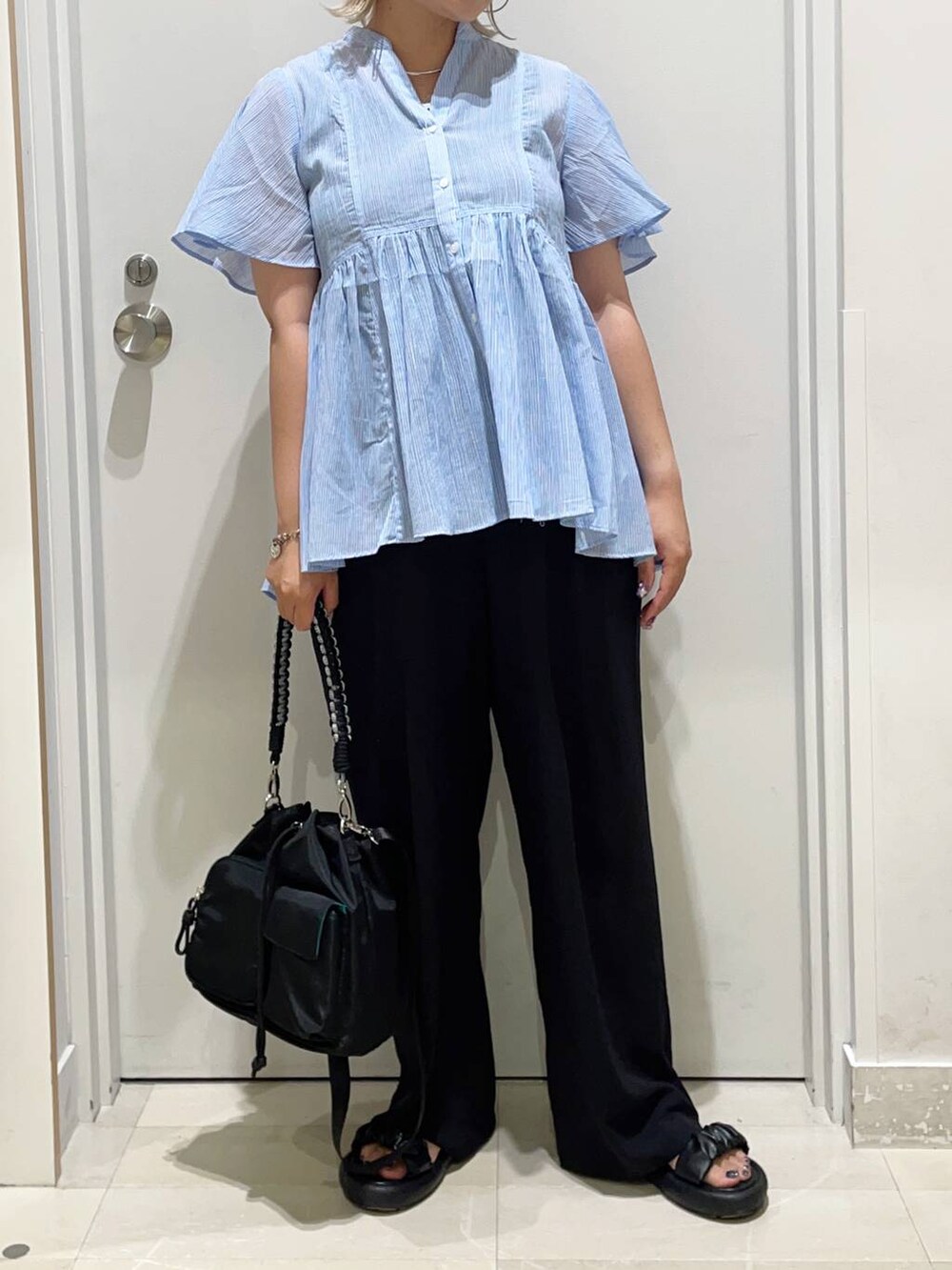 ブラック系のその他パンツ、ブラック系のタンクトップ、ブラック系のサンダルを着用したレディースの夏コーディネートの2枚目の写真