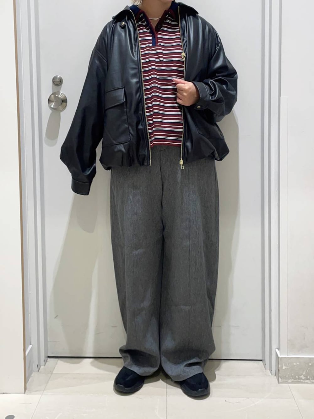 レッド系のTシャツ/カットソー、ブラック系のその他シューズ、グレー系のその他パンツを着用したレディースの秋コーディネートの2枚目の写真
