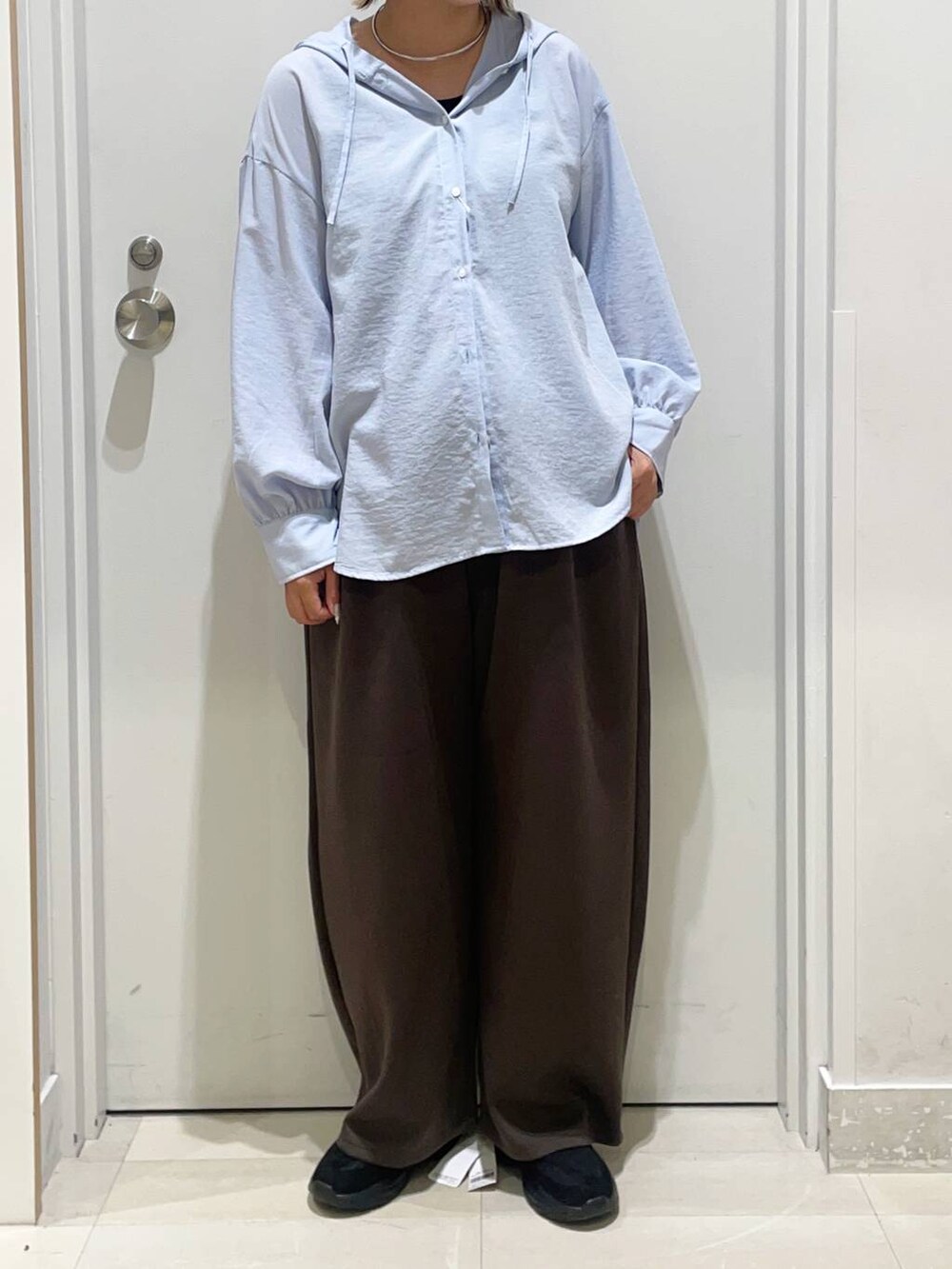 ブラック系のその他シューズ、ブラック系のタンクトップ、ブルー系のTシャツ/カットソーを着用したレディースの秋コーディネートの2枚目の写真