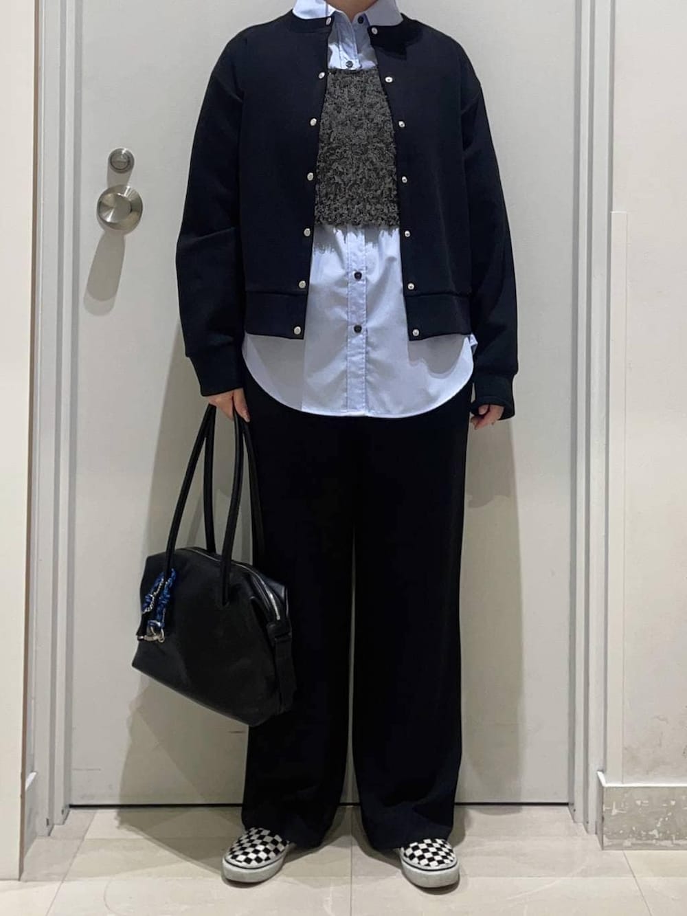 ブルー系のシャツ/ブラウス、ブラック系のその他パンツ、ブラック系のカーディガン/ボレロを着用したレディースの春コーディネートの2枚目の写真