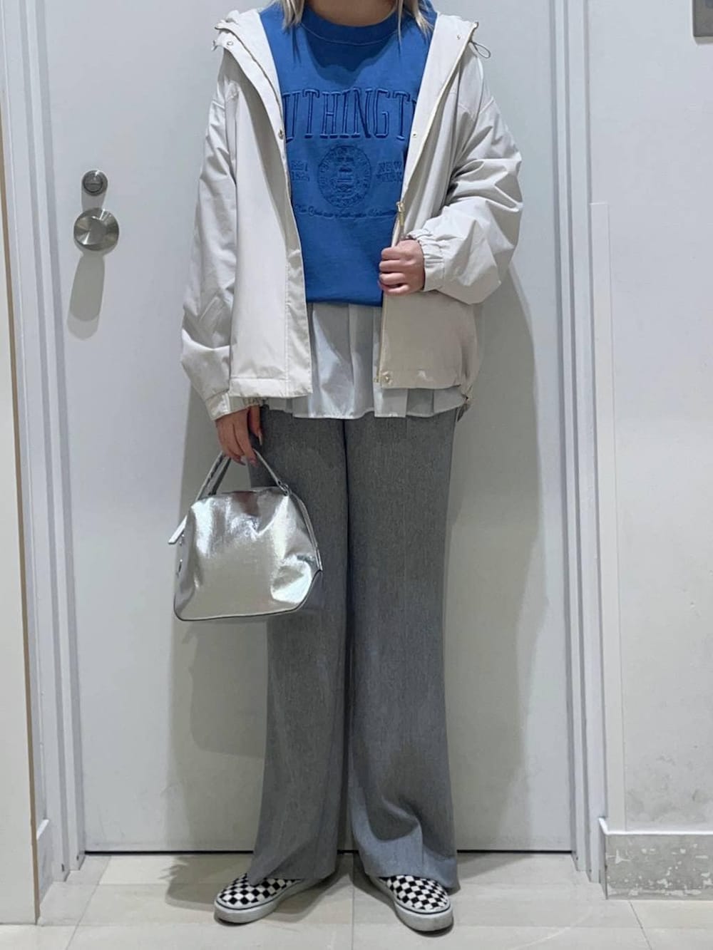 シルバー系のショルダーバッグ、ホワイト系のTシャツ/カットソー、グレー系のその他パンツを着用したレディースの冬コーディネートの2枚目の写真