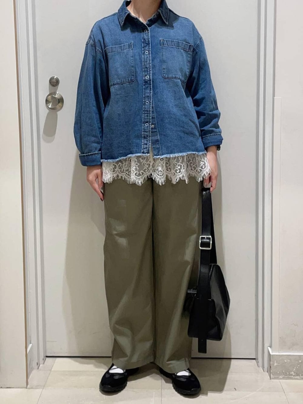 ブルー系のシャツ/ブラウス、ブラック系のショルダーバッグ、グリーン系のその他パンツを着用したレディースの春コーディネートの2枚目の写真