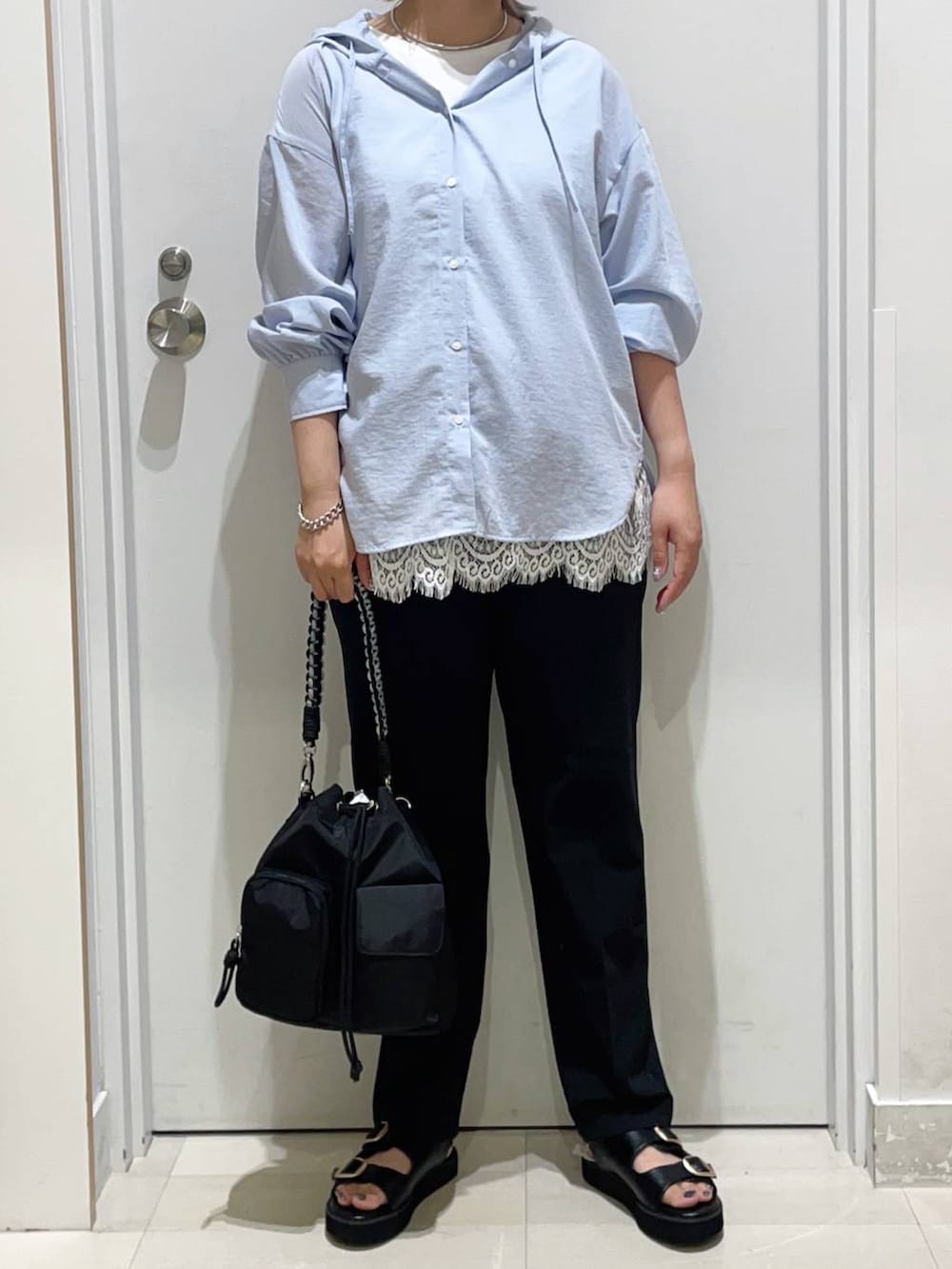 ブラック系のその他パンツ、ブルー系のTシャツ/カットソー、ブラック系のサンダルを着用したレディースの夏コーディネートの2枚目の写真