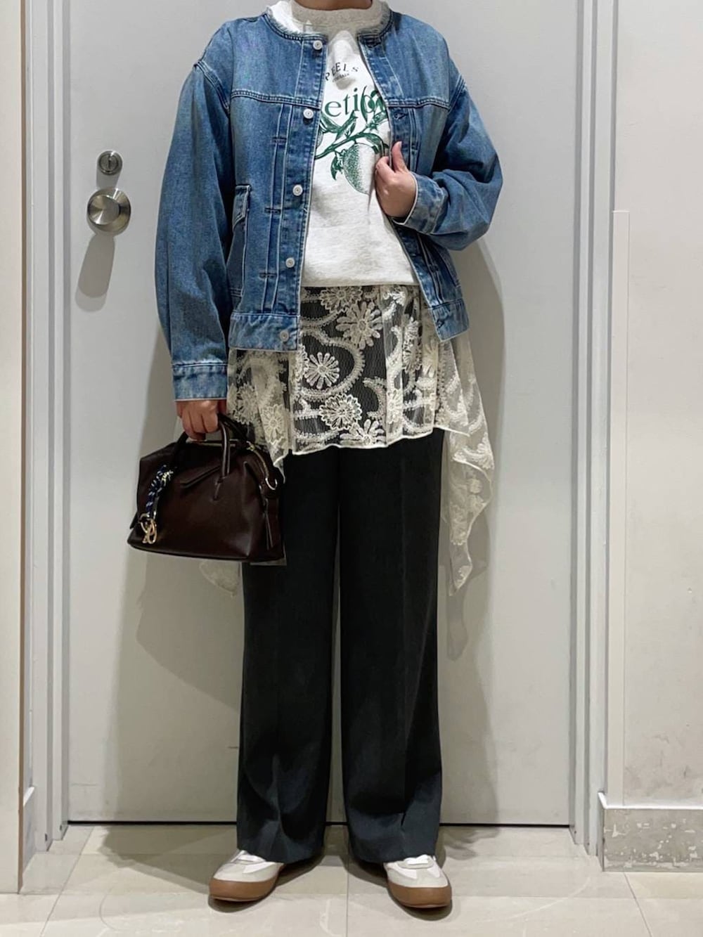 ホワイト系のスニーカー、グレー系のスウェット、グレー系のその他パンツを着用したレディースの春コーディネートの2枚目の写真