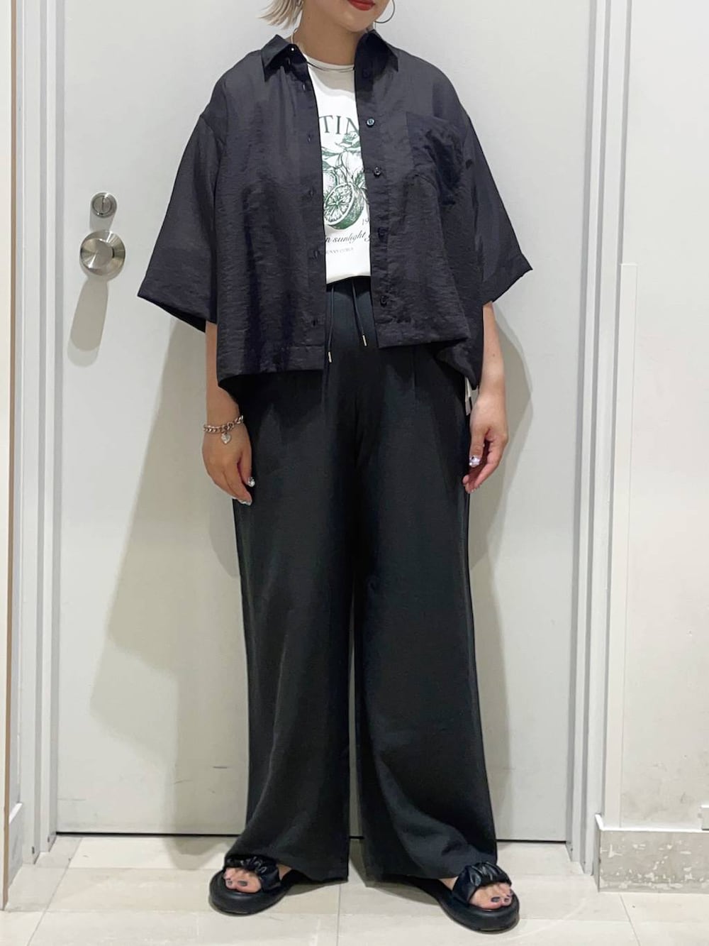 ブラック系のその他パンツ、グレー系のシャツ/ブラウス、ホワイト系のTシャツ/カットソーを着用したレディースの夏コーディネートの2枚目の写真