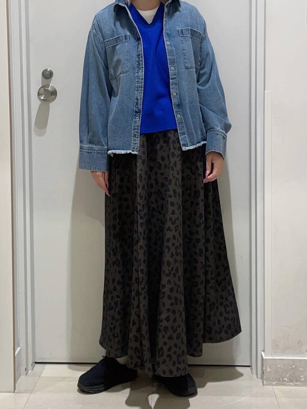 ホワイト系のTシャツ/カットソー、ブルー系のニット/セーター、ブラック系のその他シューズを着用したレディースの春コーディネートの2枚目の写真