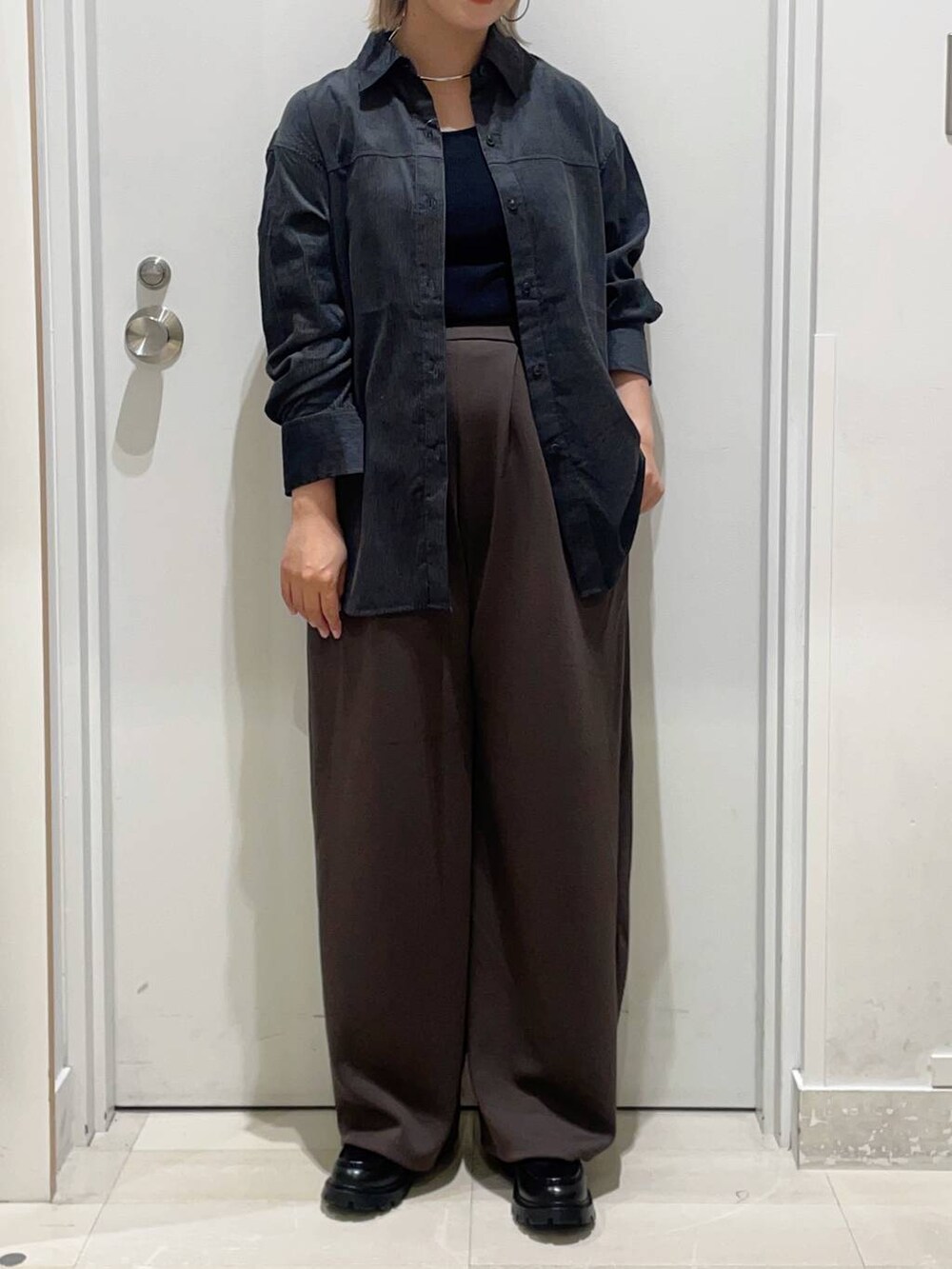 ブラック系のタンクトップ、ブラウン系のその他パンツ、グレー系のシャツ/ブラウスを着用したレディースの秋コーディネートの2枚目の写真