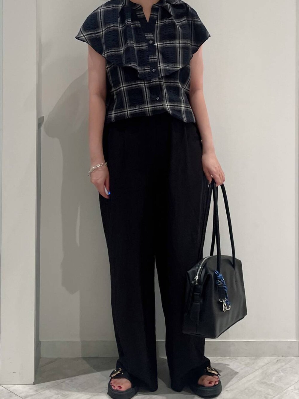 ブラック系のキャミソール、ブラック系のその他パンツ、ブラック系のサンダルを着用したレディースの夏コーディネートの2枚目の写真