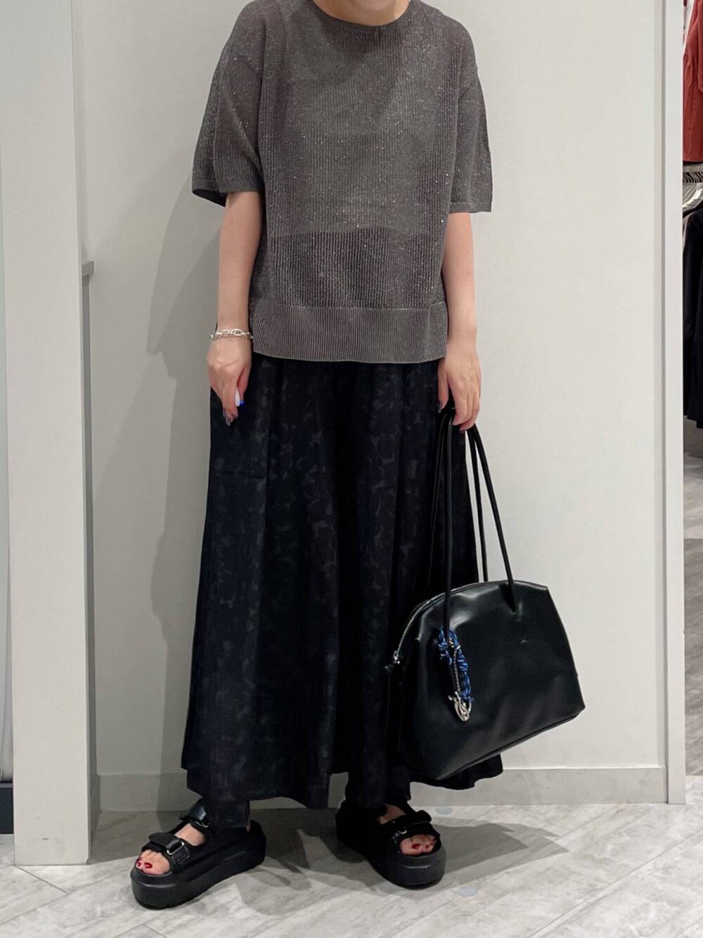 ブラック系のその他パンツ、グレー系のニット/セーター、ブラック系のボストンバッグを着用したレディースの夏コーディネートの2枚目の写真