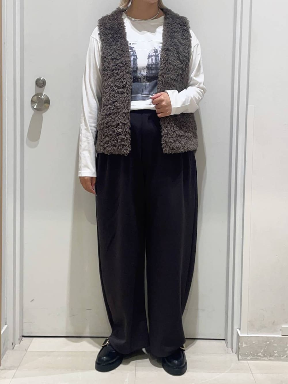 ブラック系のローファー、ホワイト系のTシャツ/カットソー、ブラウン系のその他アウターを着用したレディースの秋コーディネートの2枚目の写真