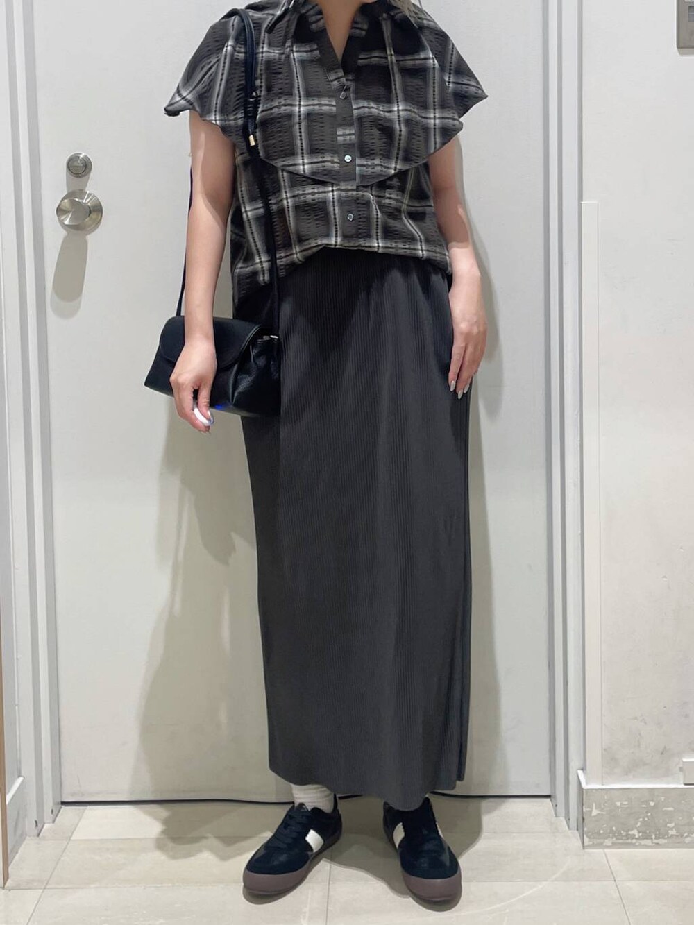 ブラック系のスニーカー、ブラック系のキャミソール、ブラウン系のシャツ/ブラウスを着用したレディースの夏コーディネートの2枚目の写真