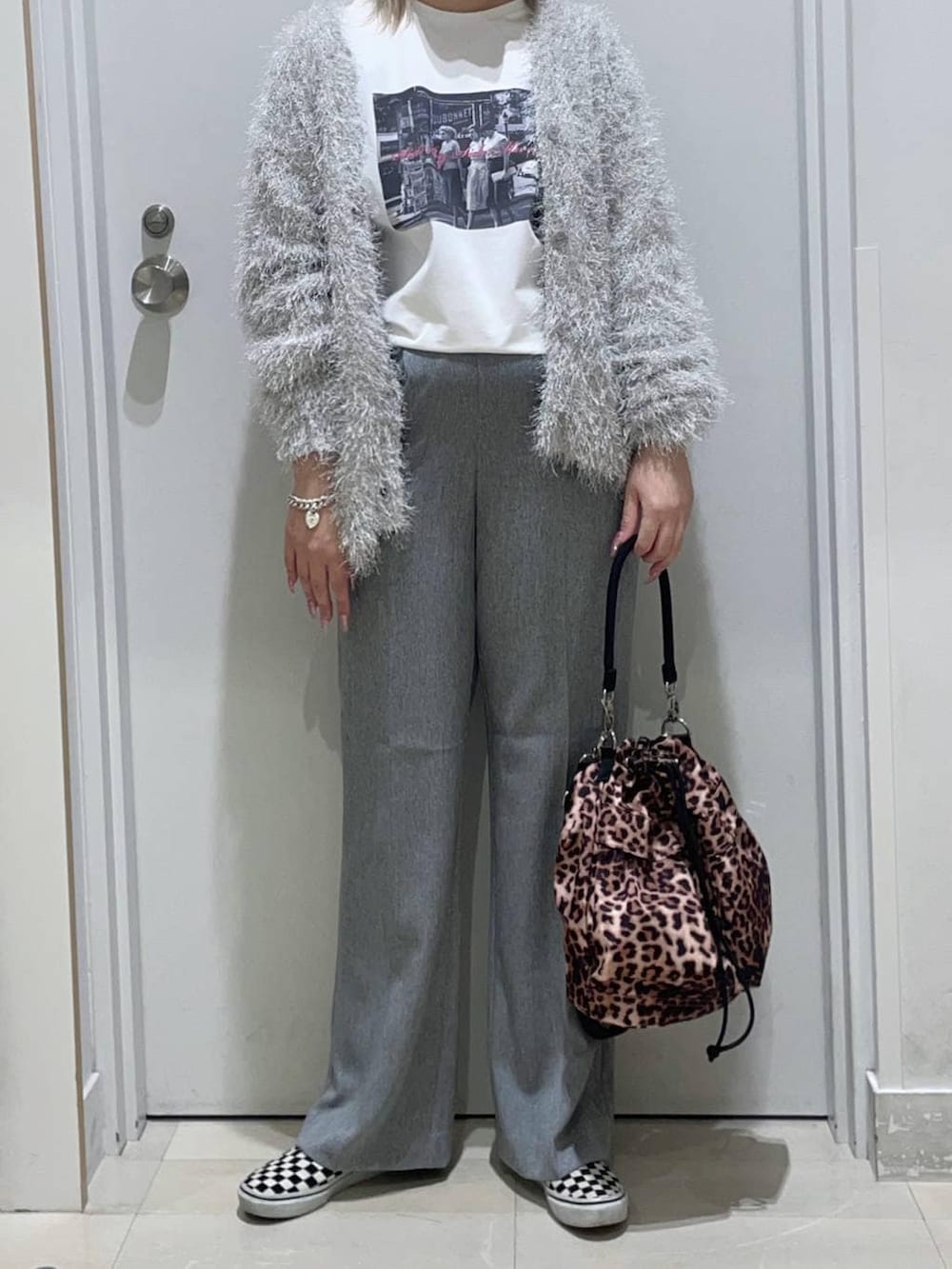 グレー系のその他パンツ、グレー系のカーディガン/ボレロ、ホワイト系のTシャツ/カットソーを着用したレディースの春コーディネートの2枚目の写真