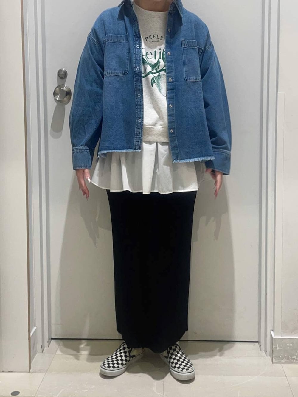 ホワイト系のTシャツ/カットソー、ホワイト系のスウェット、ブルー系のシャツ/ブラウスを着用したレディースの春コーディネートの2枚目の写真