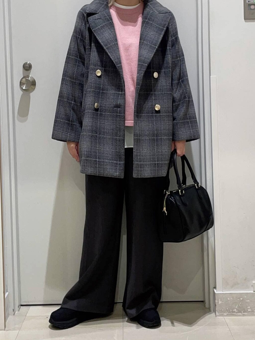 ピンク系のニット/セーター、その他のチェスターコート、ホワイト系のTシャツ/カットソーを着用したレディースの冬コーディネートの2枚目の写真