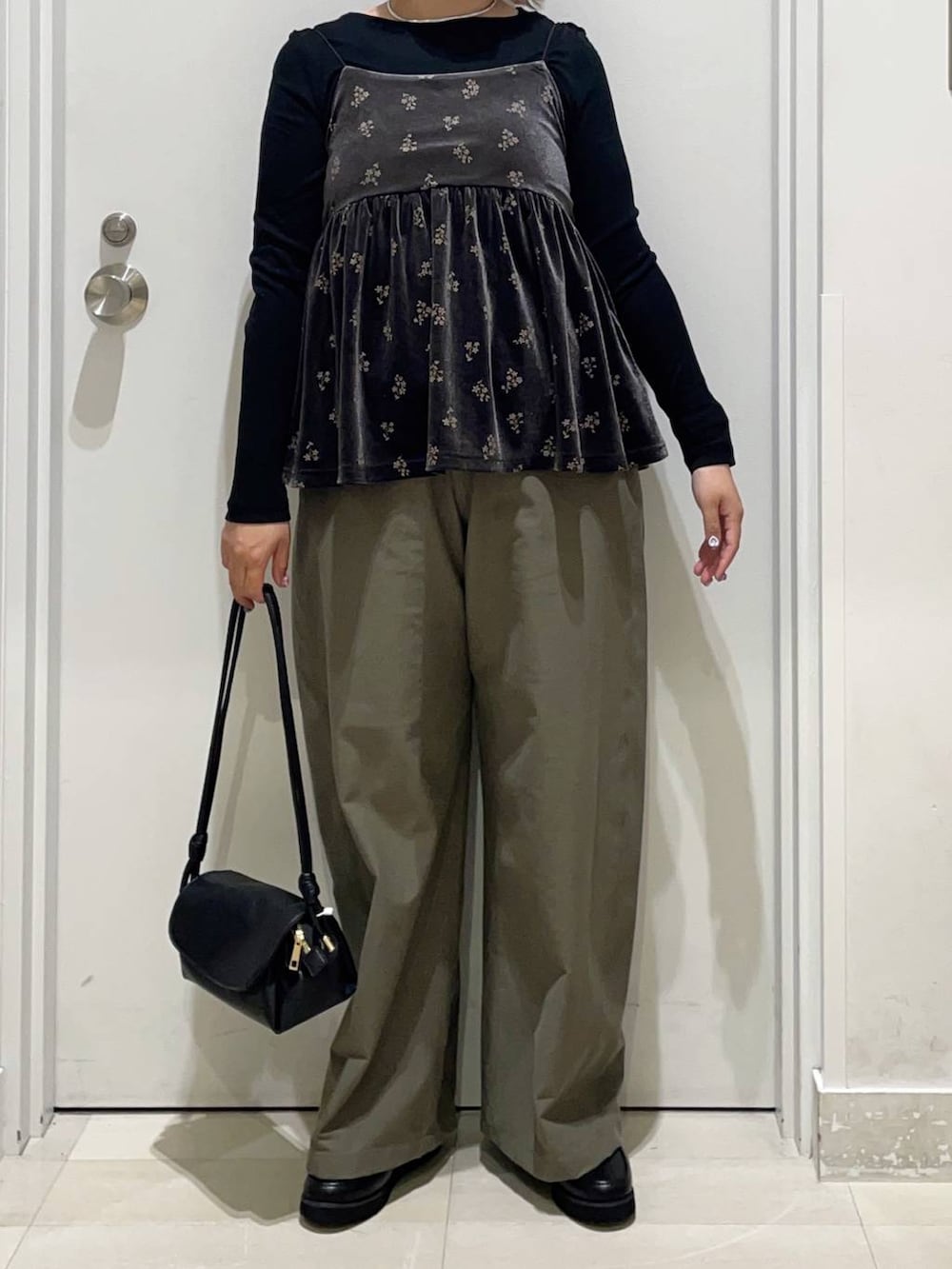 ブラウン系のキャミソール、ブラック系のTシャツ/カットソー、ブラック系のローファーを着用したレディースの秋コーディネートの2枚目の写真