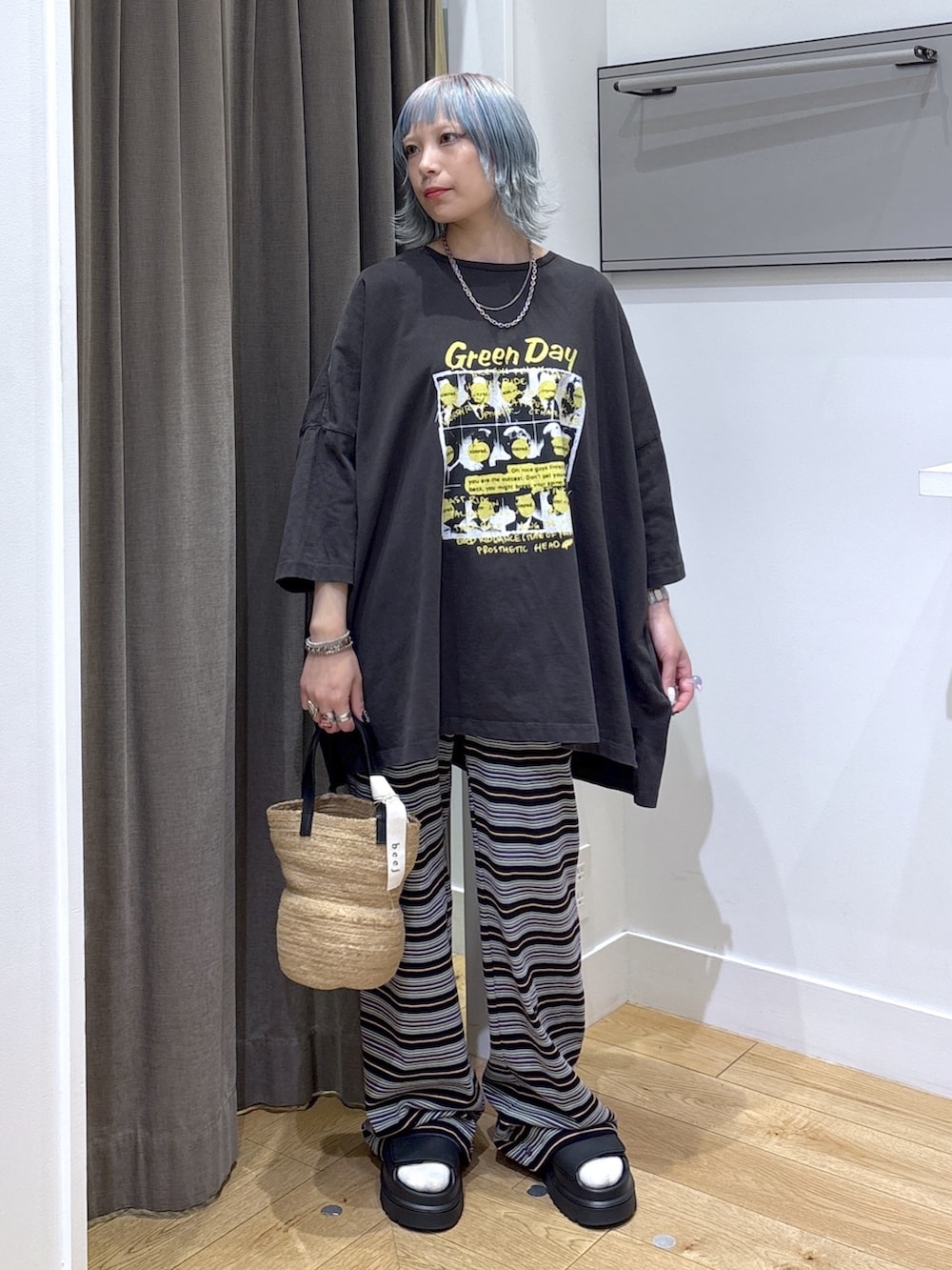ブラック系のTシャツ/カットソー、ブラック系のその他パンツ、ベージュ系のトートバッグを着用したレディースの夏コーディネートの3枚目の写真