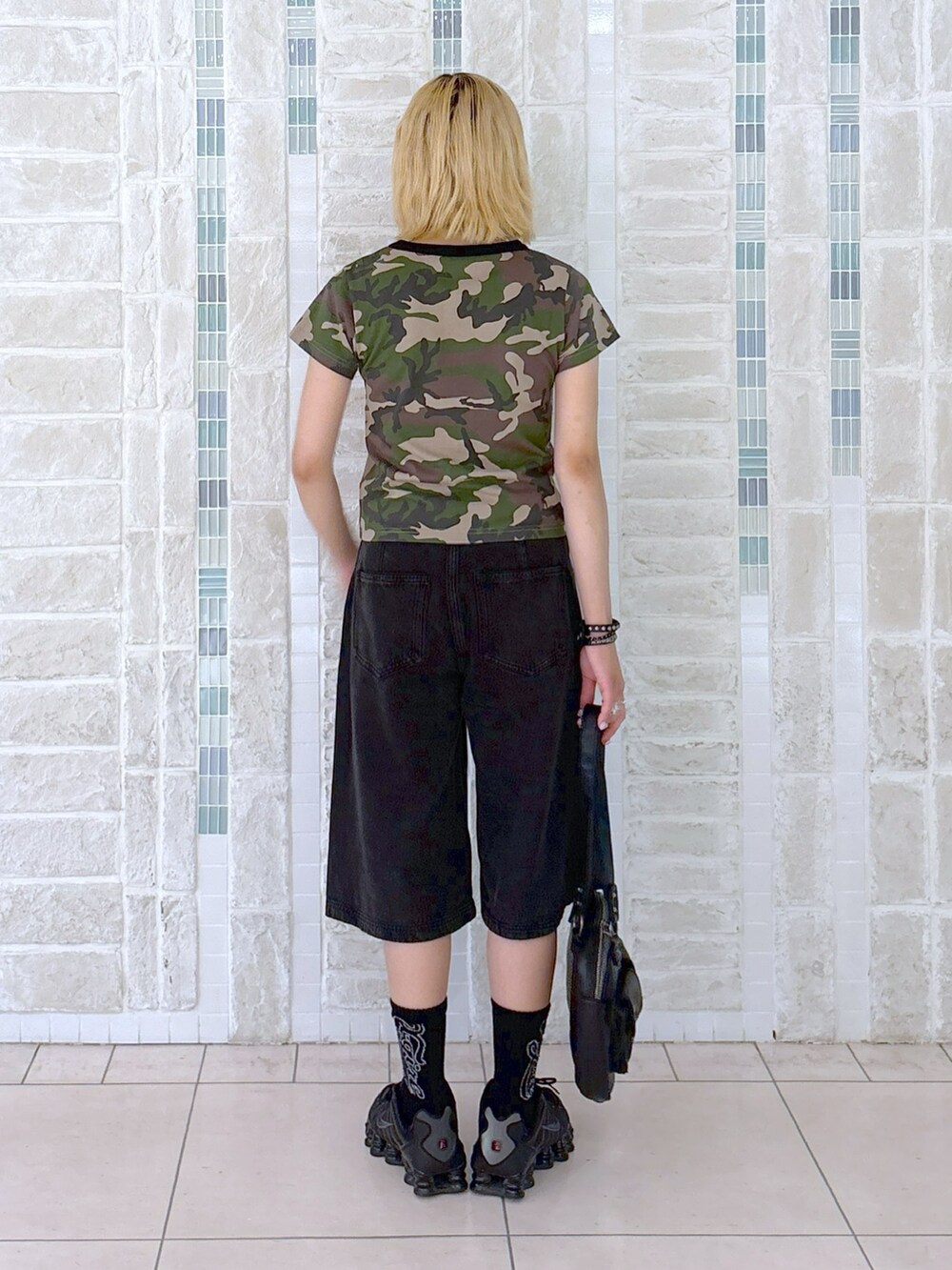 その他のTシャツ/カットソー、ブラック系のその他パンツ、ブラック系のハンドバッグを着用したレディースの夏コーディネートの4枚目の写真