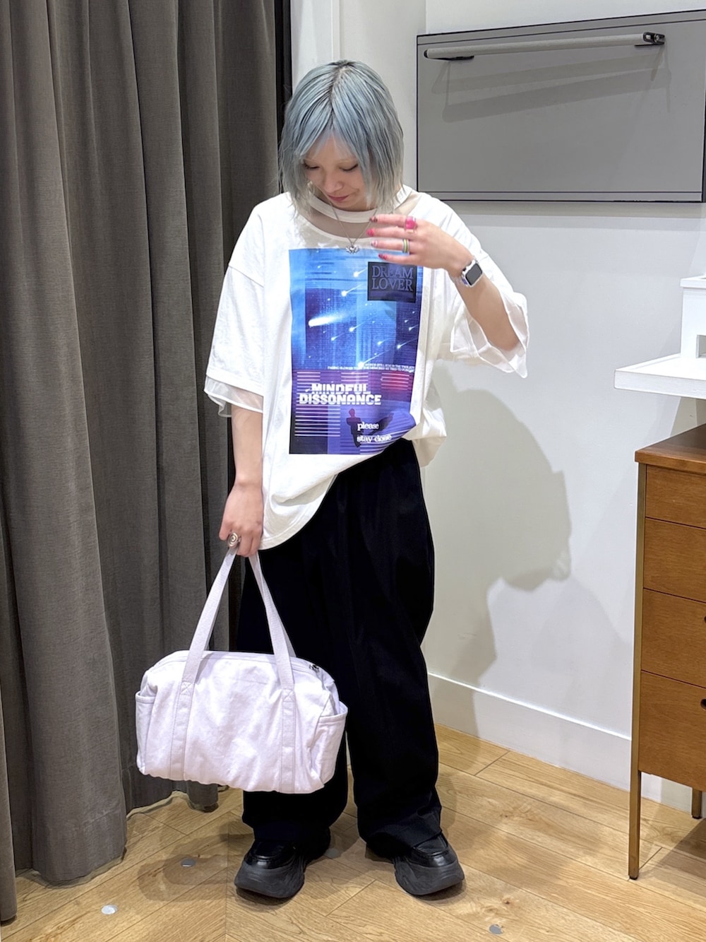 ホワイト系のTシャツ/カットソー、ブラック系のその他パンツ、パープル系のボストンバッグを着用したレディースの春コーディネートの2枚目の写真