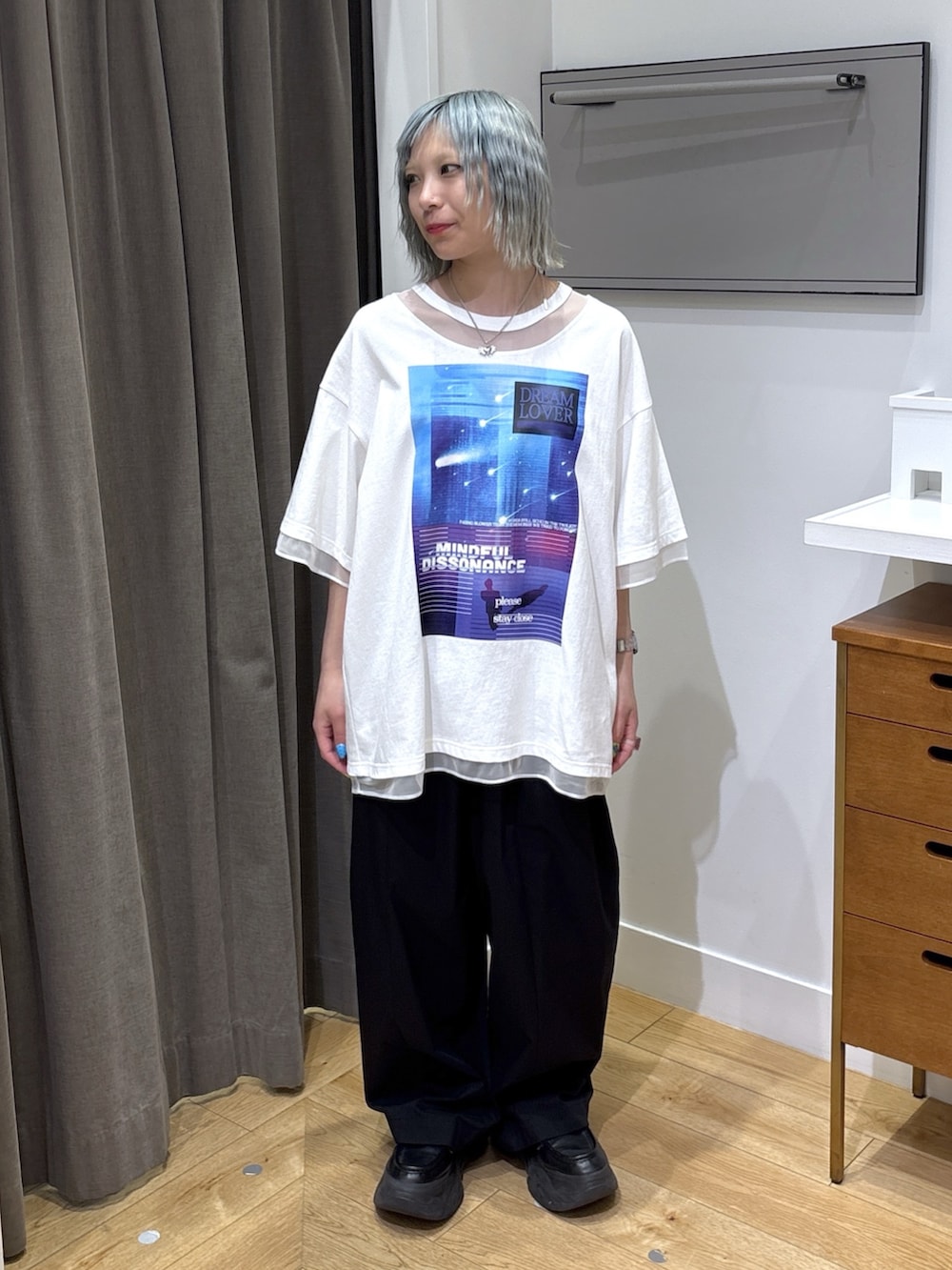 ホワイト系のTシャツ/カットソー、ブラック系のその他パンツ、パープル系のボストンバッグを着用したレディースの春コーディネートの7枚目の写真