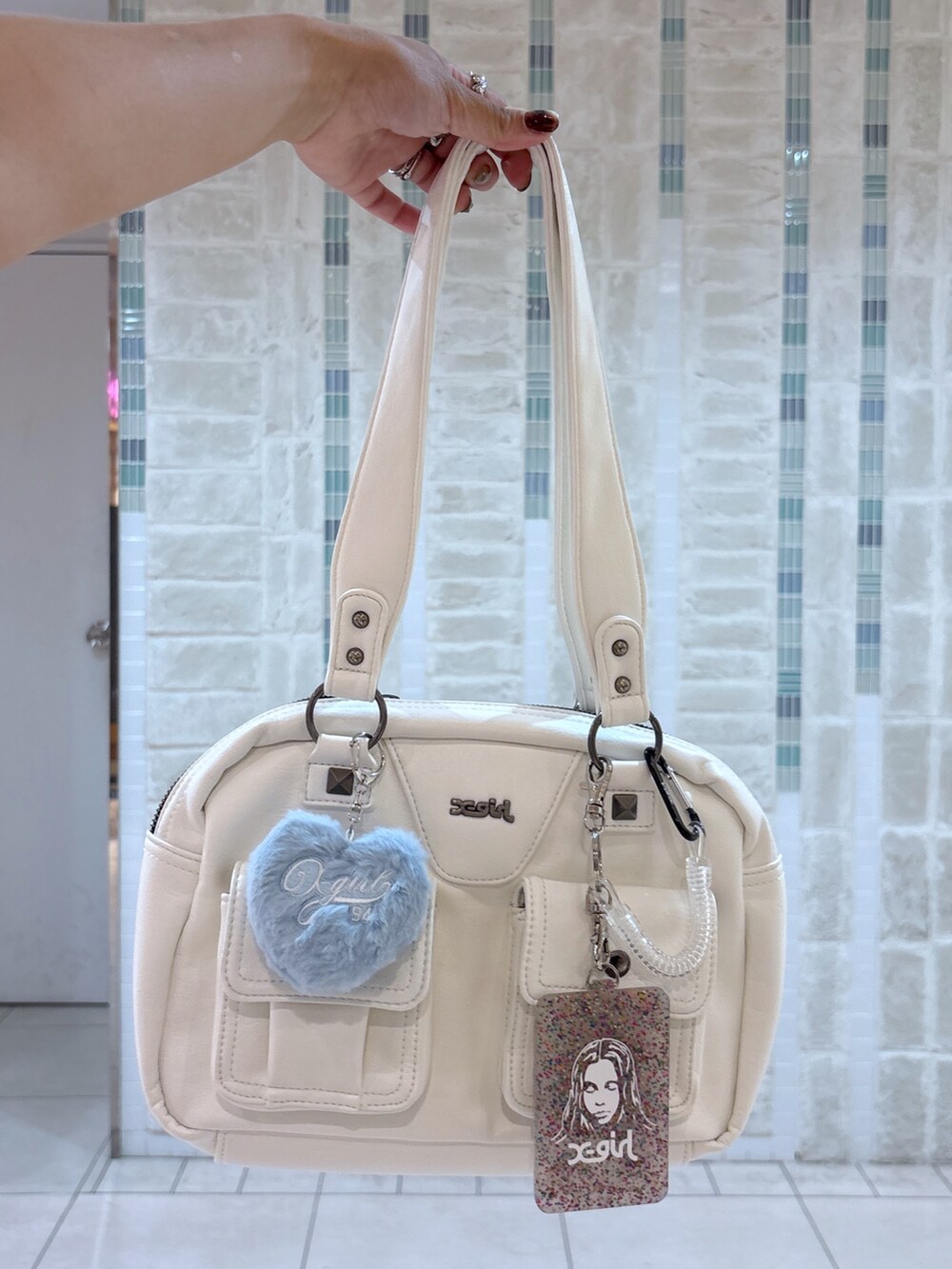 ホワイト系のTシャツ/カットソー、ブラック系のスカート、ブラック系のデニムパンツを着用したレディースの夏コーディネートの7枚目の写真