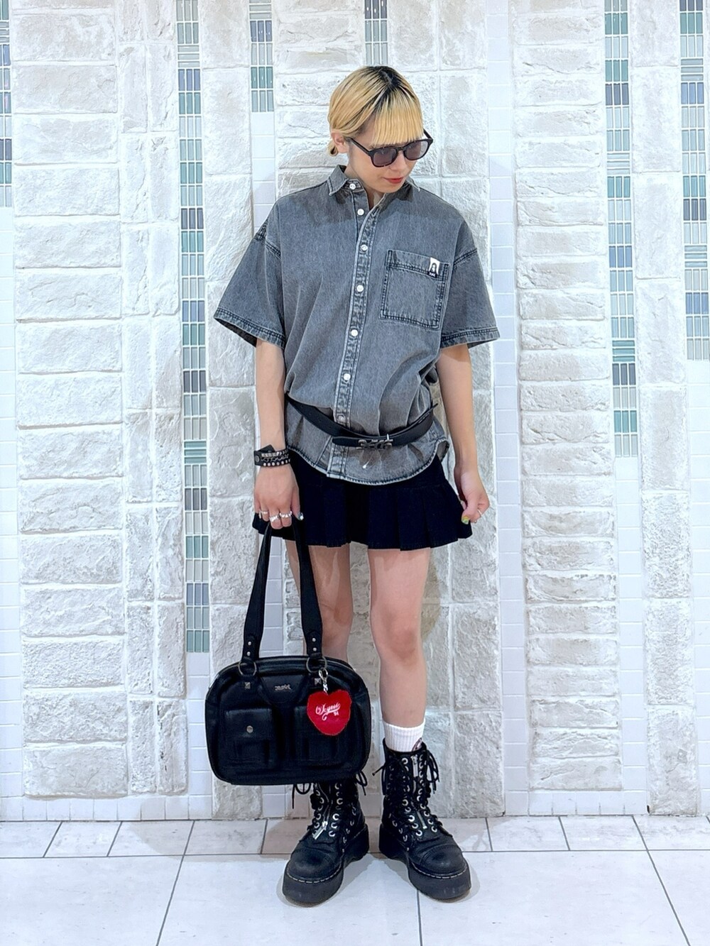 ブラック系のシャツ/ブラウス、ブラック系のスカート、ブラック系のハンドバッグを着用したレディースの夏コーディネートの3枚目の写真