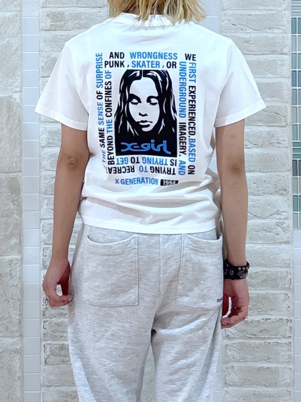 「スウェットパンツ、スウェットコーデ、Tシャツ、Tシャツコーデ、夏、夏コーデ、白Tシャツ、グレー、グレーコーデ、xgirl、Xgirl_ootd、x-girl、x-girl_ootd、シンフルコーデ、ロゴT」｜「X-girlのMESSAGE BOX FRAMED FACE S/S TEE（Tシャツ/カットソー、ホワイト系）」を使った、吉井紗彩さん（骨格ストレート・レディース・155cm）の夏コーディネートの6枚目の写真