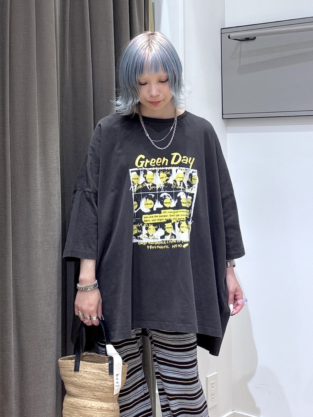 ブラック系のTシャツ/カットソー、ブラック系のその他パンツ、ベージュ系のトートバッグを着用したレディースの夏コーディネートの8枚目の写真