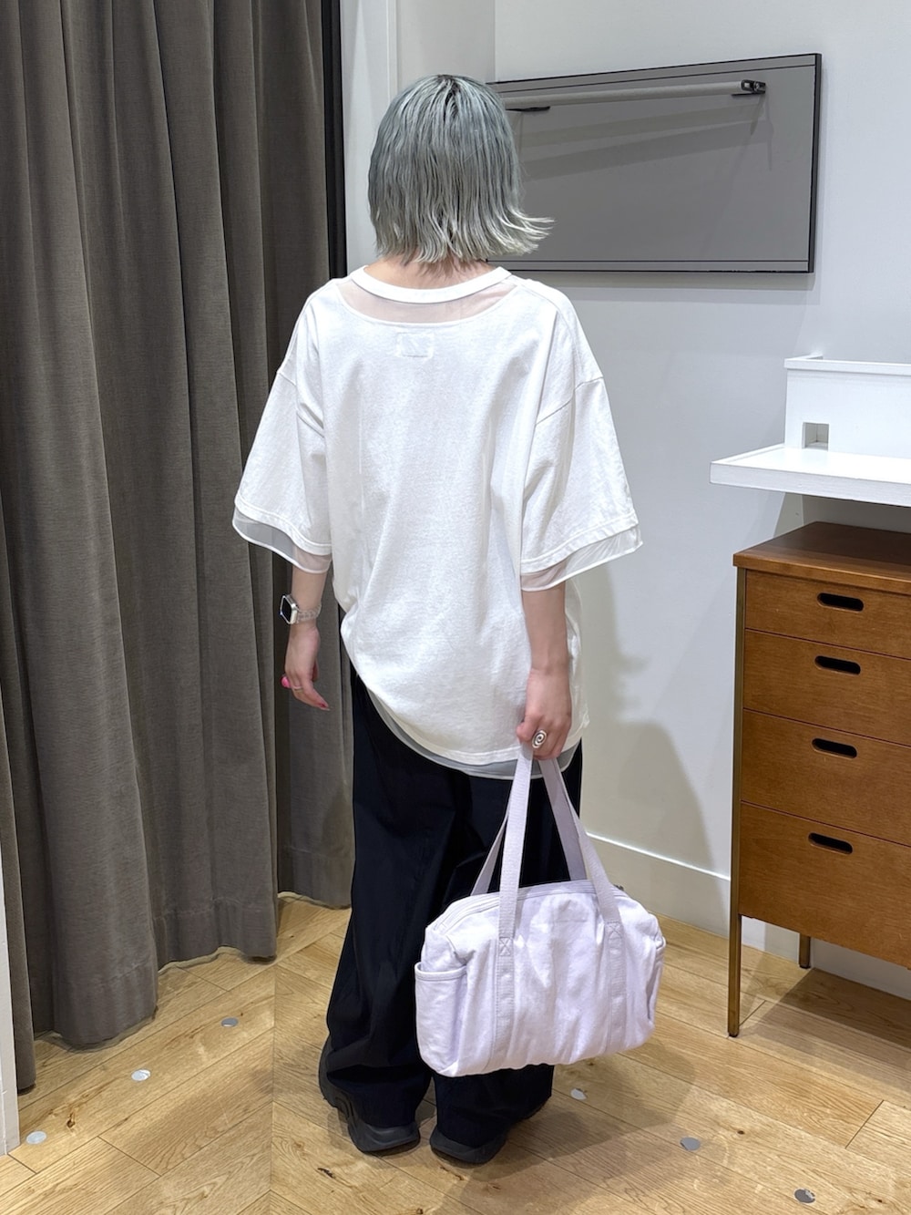 ホワイト系のTシャツ/カットソー、ブラック系のその他パンツ、パープル系のボストンバッグを着用したレディースの春コーディネートの4枚目の写真