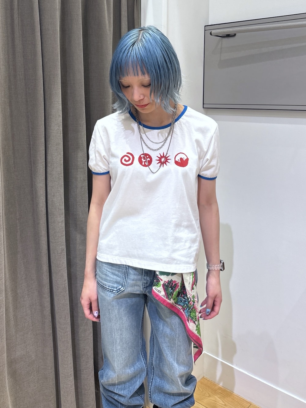 ブルー系のデニムジャケット、ブラック系のブーツ、ブルー系のデニムパンツを着用したレディースの春コーディネートの8枚目の写真