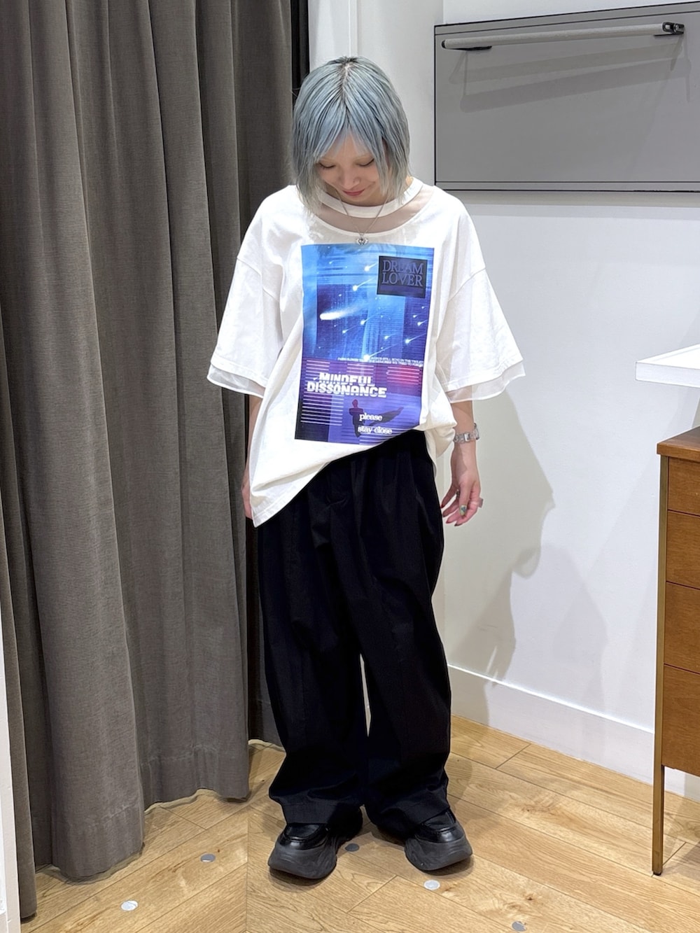 ホワイト系のTシャツ/カットソー、ブラック系のその他パンツ、パープル系のボストンバッグを着用したレディースの春コーディネートの5枚目の写真