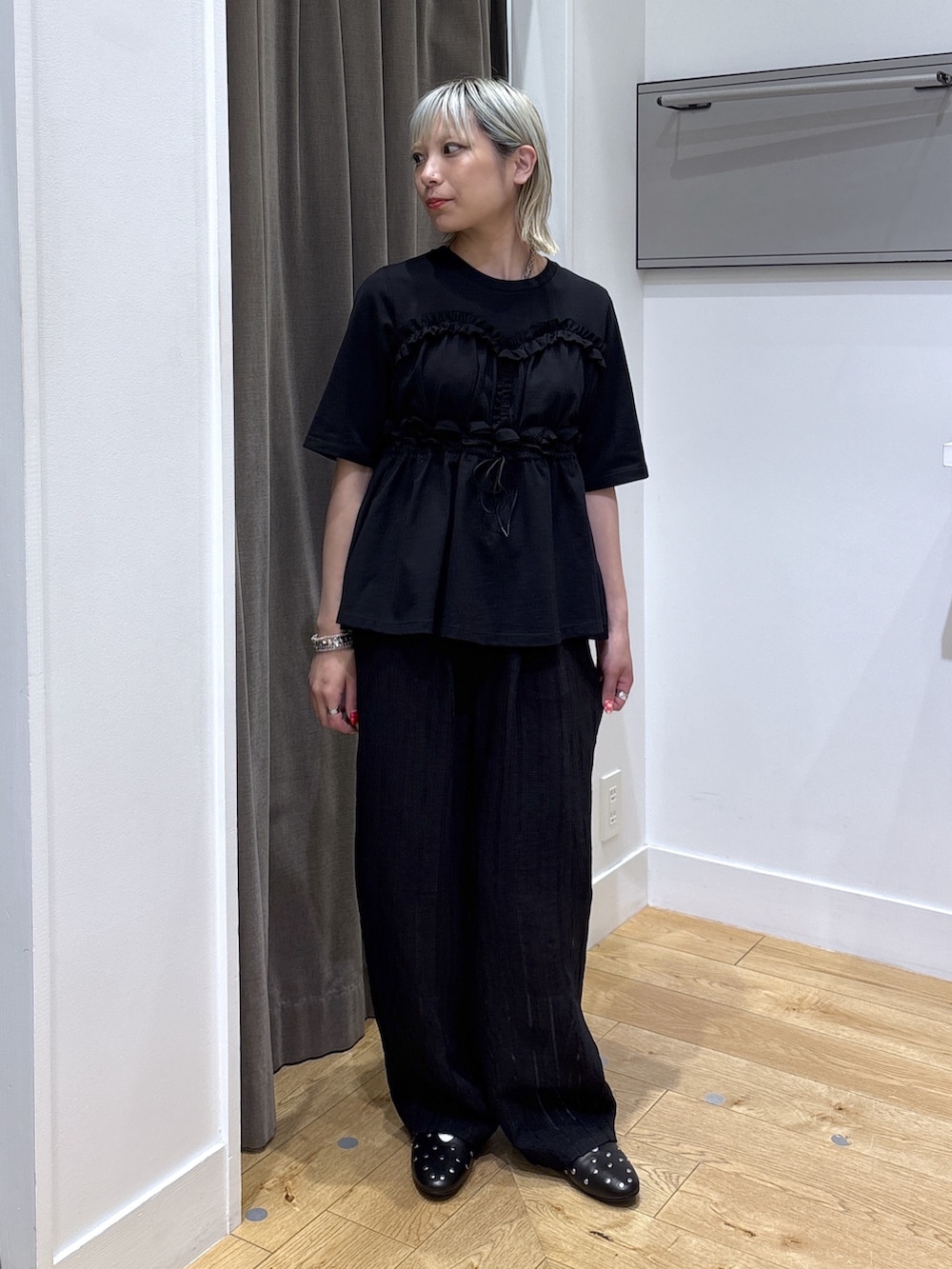 ブラック系のその他パンツ、ブラック系のTシャツ/カットソー、ブラック系のボストンバッグを着用したレディースの春コーディネートの5枚目の写真