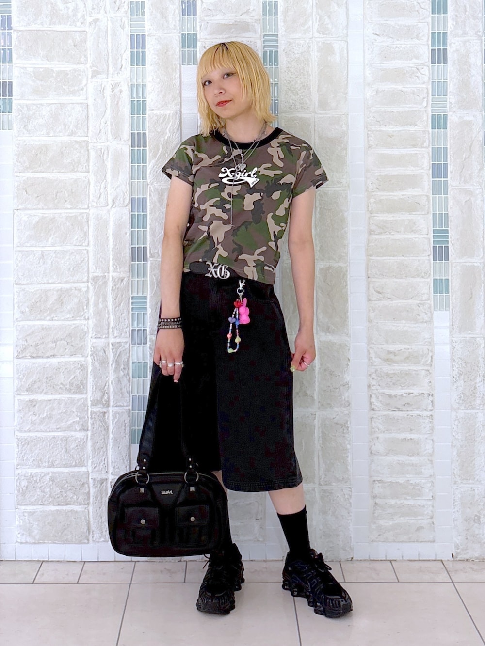 その他のTシャツ/カットソー、ブラック系のその他パンツ、ブラック系のハンドバッグを着用したレディースの夏コーディネートの3枚目の写真