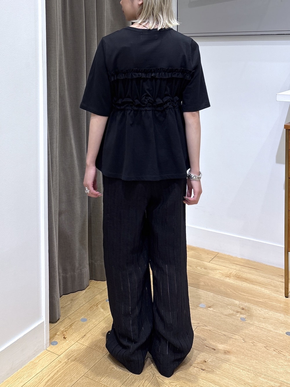 ブラック系のその他パンツ、ブラック系のTシャツ/カットソー、ブラック系のボストンバッグを着用したレディースの春コーディネートの6枚目の写真