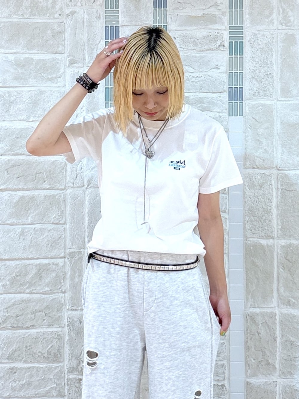「スウェットパンツ、スウェットコーデ、Tシャツ、Tシャツコーデ、夏、夏コーデ、白Tシャツ、グレー、グレーコーデ、xgirl、Xgirl_ootd、x-girl、x-girl_ootd、シンフルコーデ、ロゴT」｜「X-girlのMESSAGE BOX FRAMED FACE S/S TEE（Tシャツ/カットソー、ホワイト系）」を使った、吉井紗彩さん（骨格ストレート・レディース・155cm）の夏コーディネートの5枚目の写真