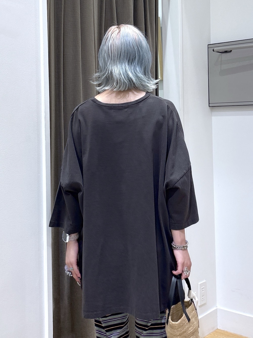 ブラック系のTシャツ/カットソー、ブラック系のその他パンツ、ベージュ系のトートバッグを着用したレディースの夏コーディネートの9枚目の写真