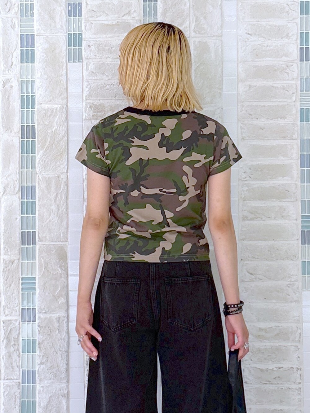 その他のTシャツ/カットソー、ブラック系のその他パンツ、ブラック系のハンドバッグを着用したレディースの夏コーディネートの7枚目の写真