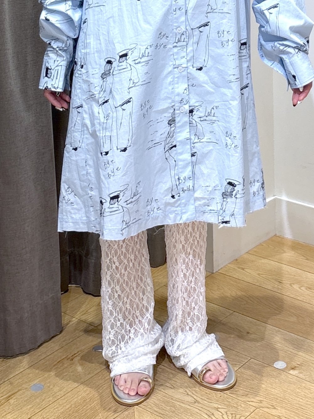 ブルー系のスカート、ベージュ系のトートバッグ、ホワイト系のその他パンツを着用したレディースの夏コーディネートの7枚目の写真