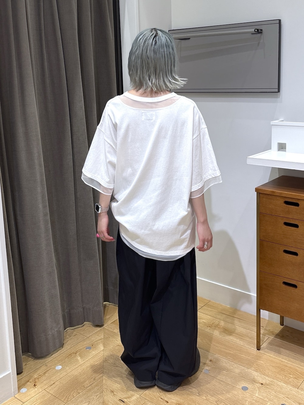 ホワイト系のTシャツ/カットソー、ブラック系のその他パンツ、パープル系のボストンバッグを着用したレディースの春コーディネートの6枚目の写真