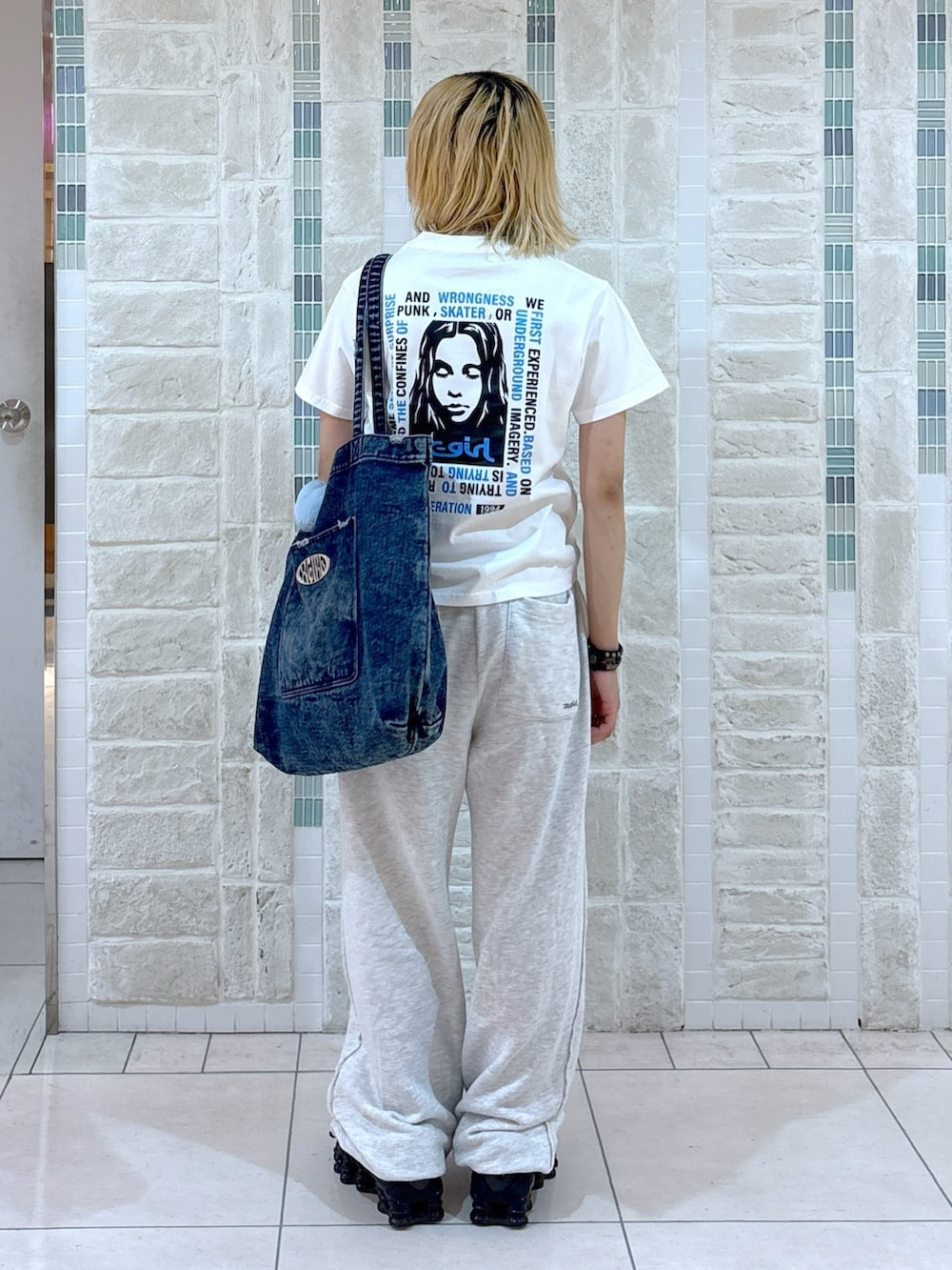「スウェットパンツ、スウェットコーデ、Tシャツ、Tシャツコーデ、夏、夏コーデ、白Tシャツ、グレー、グレーコーデ、xgirl、Xgirl_ootd、x-girl、x-girl_ootd、シンフルコーデ、ロゴT」｜「X-girlのMESSAGE BOX FRAMED FACE S/S TEE（Tシャツ/カットソー、ホワイト系）」を使った、吉井紗彩さん（骨格ストレート・レディース・155cm）の夏コーディネートの8枚目の写真