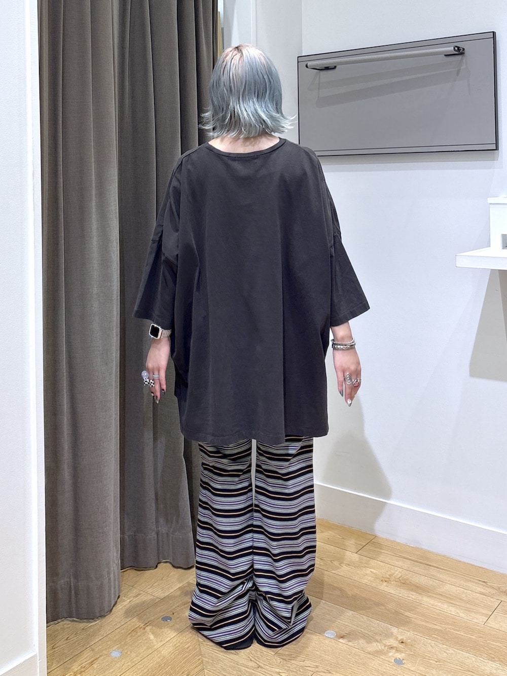 ブラック系のTシャツ/カットソー、ブラック系のその他パンツ、ベージュ系のトートバッグを着用したレディースの夏コーディネートの5枚目の写真