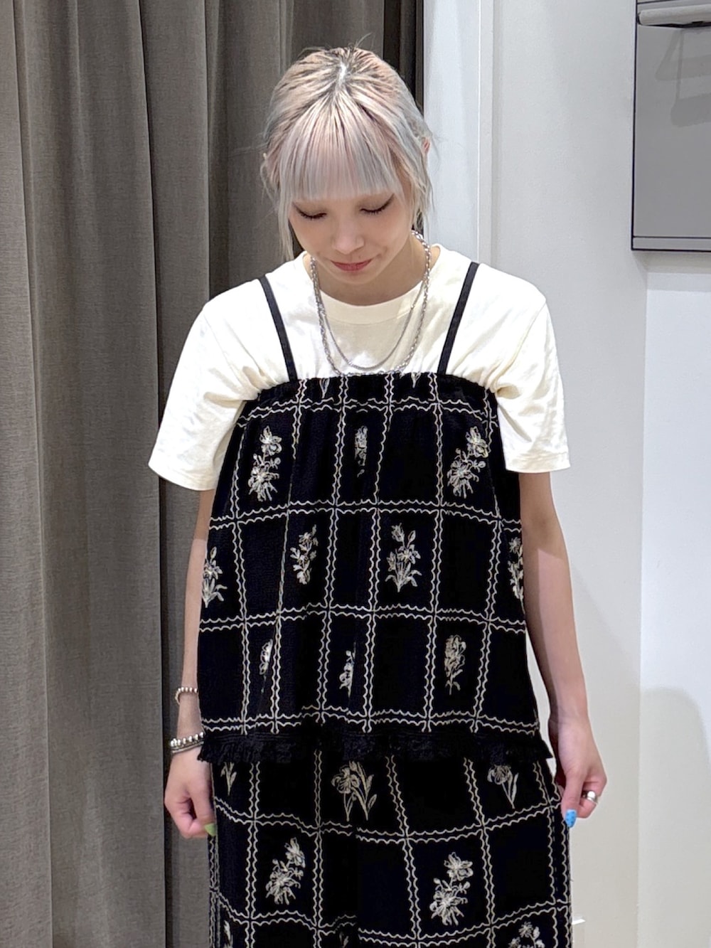 ブラック系のカーディガン/ボレロ、ブラック系のパンプス、ブラック系のその他パンツを着用したレディースの夏コーディネートの5枚目の写真