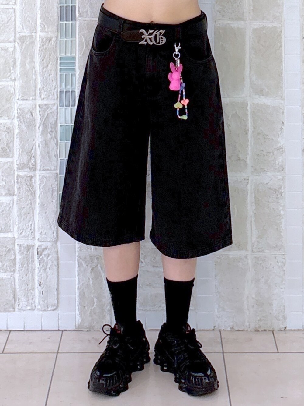 その他のTシャツ/カットソー、ブラック系のその他パンツ、ブラック系のハンドバッグを着用したレディースの夏コーディネートの8枚目の写真