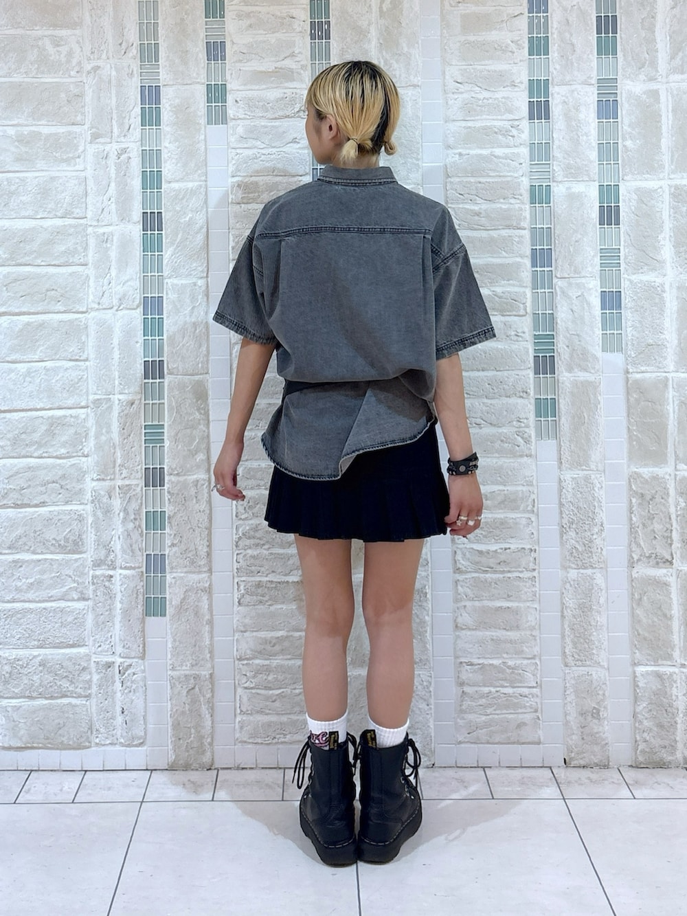 ブラック系のシャツ/ブラウス、ブラック系のスカート、ブラック系のハンドバッグを着用したレディースの夏コーディネートの6枚目の写真