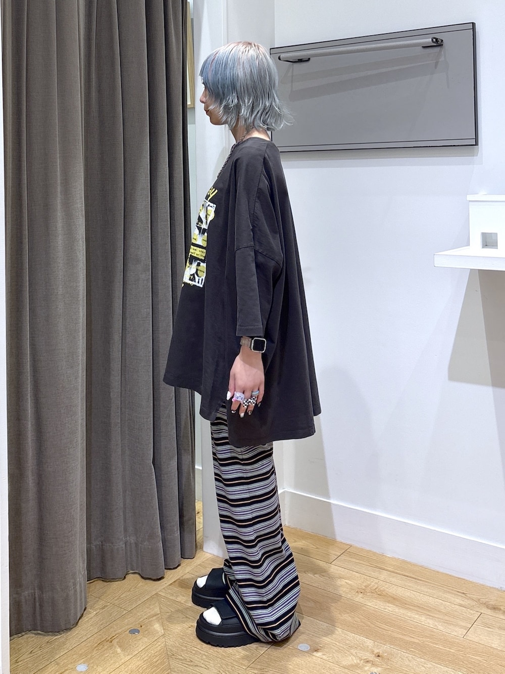 ブラック系のTシャツ/カットソー、ブラック系のその他パンツ、ベージュ系のトートバッグを着用したレディースの夏コーディネートの4枚目の写真